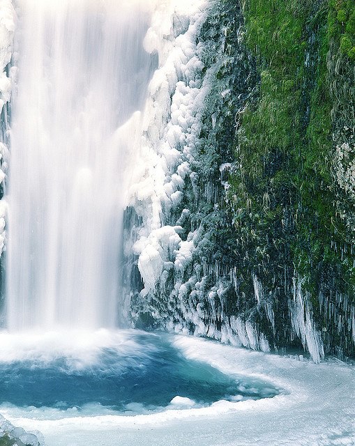 Frozen Multnomah Falls, Oregon, USA
