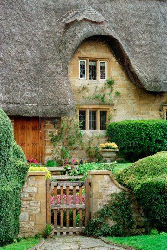 Thatched cottage in the Cotswolds, Gloucestershire, England